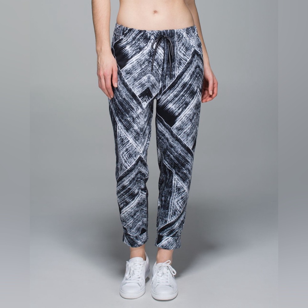 Lululemon Jet Crop *Full-On Luon